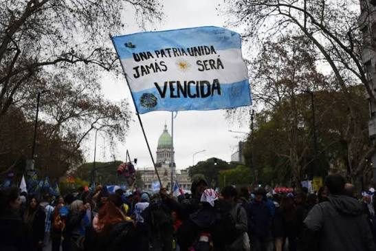 Entre las calles, las redes y las sombras