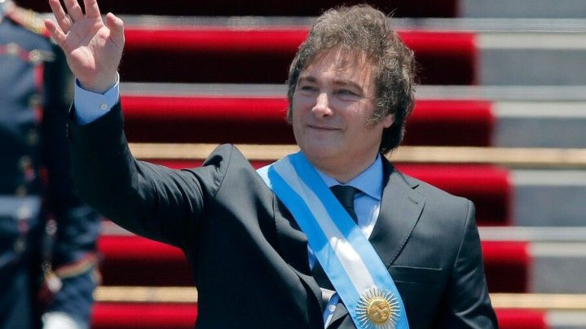 Milei va por el apagón del Estado en medio de la fiebre mundialista 